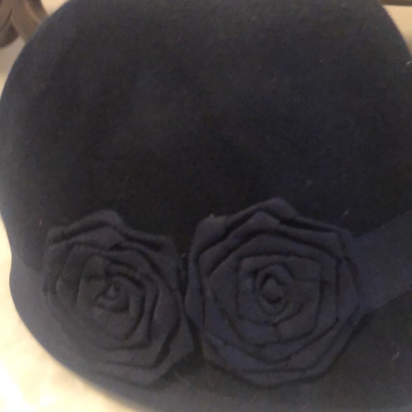 Cute little navy hat with one sided flower accent. 100% wool - Picture 2 of 4